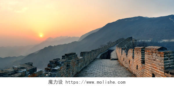 在北京中国的山脉长城夕阳全景.